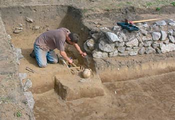 Cloddio bedd dynol canoloesol cynnar yn Fferm Brownslade, Sir Benfro, ym mis Awst 2006. (h)Ymddiriedolaeth Archaeolegol Dyfed