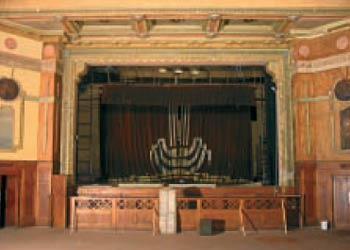 Neuadd Goffa Trecelyn, Trecelyn:un o’r sefydliadau cymdeithasol newydd ar gyfer cymunedau gwaith de Cymru. (h)Cadw, Llywodraeth Cynulliad Cymru (Hawlfraint y Goron)