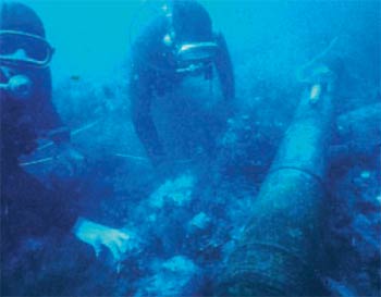 Plymwyr yn archwilio llongddrylliad Genoaidd arfog a aeth ar goll yn 1709 ym Mae Ceredigion. (h)Mike Bowyer/ Sid Wignall