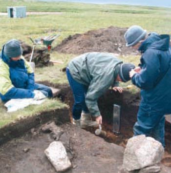Cymryd samplau paill yn nhomen gladdu Oes Efydd Fan Foel ar Fannau Sir Gaerfyrddin i bennu cyd-destun amgylcheddol yr heneb. (h)Ymddiriedolaeth Archaeolegol Dyfed